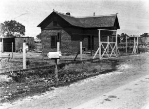 Haus : Blick auf ein Lehmhaus an einer Straße