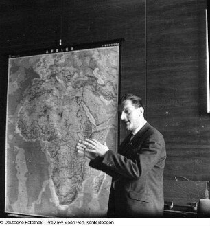Oberbürgermeister Gerhard Schill berichtet Schülern der Kreuzschule von seiner Dienstreise in die afrikanische Republik Kongo (Schill vor der Afrikakarte)