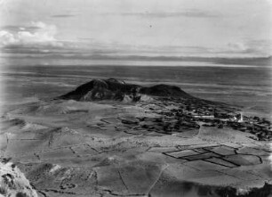 Landschaft der Pampa : Polsterflur, Berg und Siedlung in der Pampa zwischen Oruro und Challacollo.