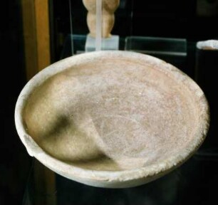 Athen. Archäologisches Nationalmuseum 3958. Marmorschale, innen ehemals rot ausgelegt, von Paros