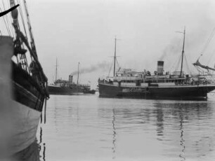 Ein- und auslaufende Schiffe im Hafen von Ägina