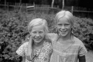Kinderportrait : Portrait zweier junger Mädchen.