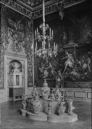Moritzburg. Schloss. Monströsensaal mit japanischem Imari-Prozellan und Malerei "Diana und Kallisto" (wahrscheinlich von L. de Silvestre)