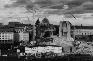 Blick vom Dach des Kulturpalastes auf den Neumarkt mit der Frauenkirche nach Beginn der archäologischen Enttrümmerung, im Vordergrund die Regale mit den geborgenen Originalbauteilen