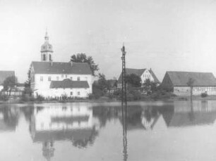 Ortskern mit Dorfkirche bei Hochwasser der Kipper : Türchau (Turoszów (Polen)). Ortskern mit Dorfkirche bei Hochwasser der Kipper