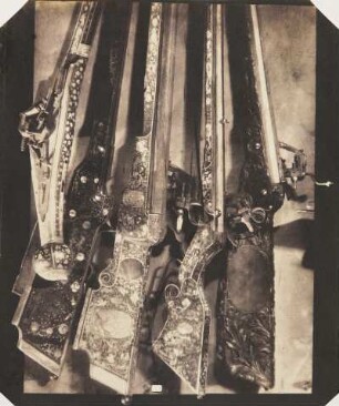 Vier Radschloss-Gewehre und eine Pistole mit ausgelegter, geschnitzter und gravierter Arbeit, ein Drittel Naturgröße, 16. u. 17. Jahrhundert