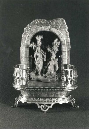 Schmuckaltar : Werkstatt Dinglinger, Johann Melchior. Schmuckaltar. Koralle, Silber, vergoldet, Edelsteine; H. 19,7 cm. 1722. Dresden: Grünes Gewöllbe VI 55