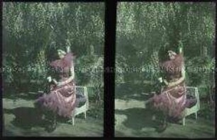 Frau in einer Kostümierung in einem Garten