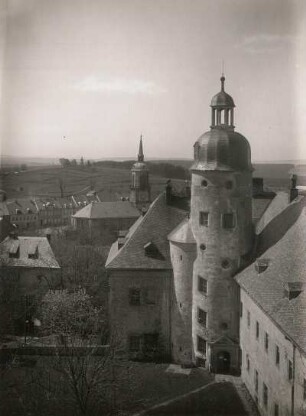 Frauenstein, Blick in den Schlosshof mit Schlossturm, dahinter die Stadtkirche