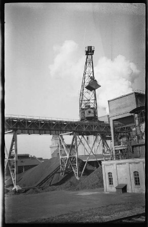 Industrieanlage, im Vordergrund wohl Bekohlungsanlage mit Kran auf aufgeständerter Kranbahn