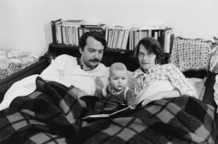 Familie P./Sch. (Lehrer/Lektor, Lehrerin/Lektorin) in ihrer Wohnung