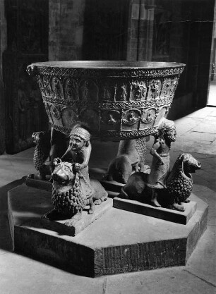 Taufbecken : Taufbecken. Bronze (um 1230). Bremen, Dom Sankt Petri, Westkrypta
