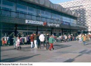 Dresden-Altstadt, Prager Straße 17. Karstadt Sport + Spiel (ehem. Restaurant "International"). Eingangsseite