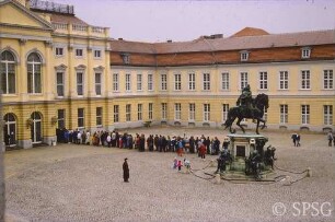 Berlin, Schloss Charlottenburg, Menschenschlange im Ehrenhof.