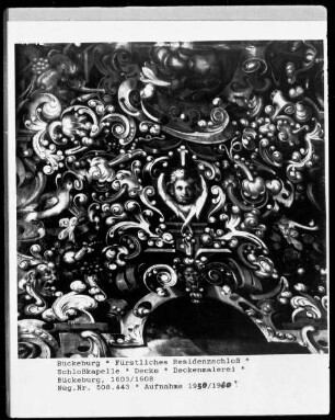 Innendekoration der Schlosskapelle — Kartusche mit Kürbis und Früchten