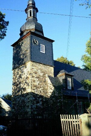 Blick auf den Kirchturm mit Uhr, zwiebelförmiger Haube und Laterne