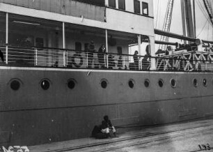 Landung in Lobito : Blick auf das Dampfschiff Usambara im Hafen von Lobito
