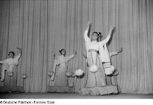 Tänzerinnen des chinesischen Jugend-Kunst-Ensembles in aufwendigen Kostümen beim "Lotusblütentanz"