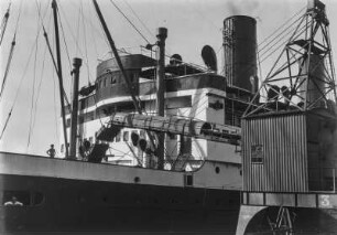 Bremen. Dampfer Sierra Cordoba in einem Hafen. Blick auf die Kommandobrücke