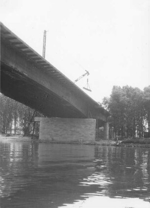 Straßenbrücke Wiesbaden - Schierstein/Rhein