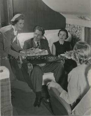 Bei einem Transpazifikflug der British Commonwealth Pacific Airlines werden Speisen serviert
