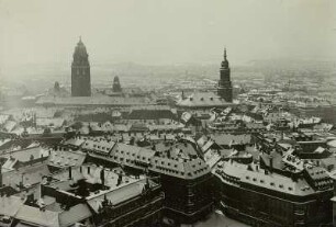 Dresden. Blick vom Turm der Frauenkirche nach Süden zu Rathaus und Kreuzkirche im Winter