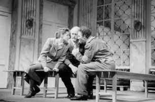 Szenenbilder aus dem Stück "Julius Fucik" von Juri Burjakowski am Deutschen Theater Berlin : Szene mit Ernst Busch als Julius Fucik (rechts)