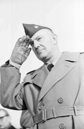 Einführung des neuen Standortältesten der im US-Befehlsbereich Karlsruhe stationierten amerikanischen Truppen, Lt. Col. Louis J. Wadle.
