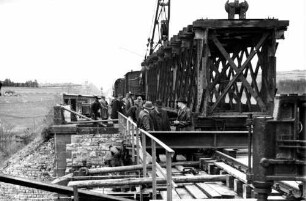Malmsheim Rankbachbrücke 2022 Baustelle Bautrupp Baukran Bauzug Anheben Brückenträger