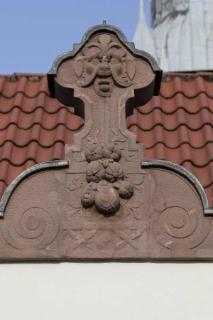 Neue Ratsstube — Giebelaufsatz