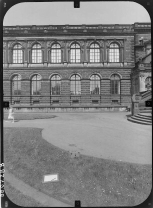 Dresden-Altstadt. Gemäldegalerie (1847-1855; G. Semper). Teilansicht (vom Zwingerhof)