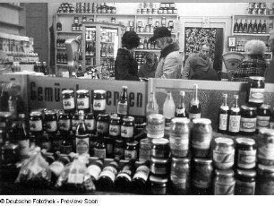 Dresden. Lebensmittelgeschäft. Blick durch das Schaufenster in den Laden