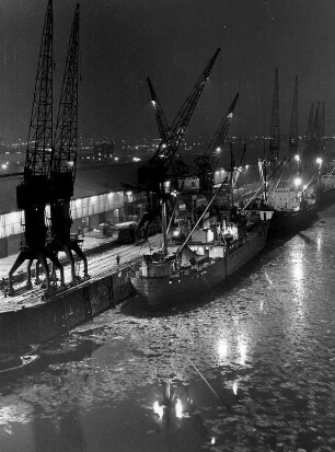 Hamburg. Hafen im Winter. Frachtschiffe liegen am Versmann Kai (?) zum Be- und Entladen