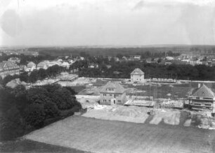 Güstrow. Blick vom Wasserturm (Goldberger Straße) nach Nordnordwest auf die Baustellen an der Pustekowstraße. Links das Kinderheim an der Goldberger Straße