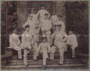 Königliche Militär-Turnanstalt zu Berlin, Winterkurs 1894/1895 - Offiziersschüler mit Degen am Kaserneneingang