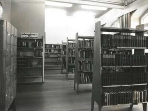 Radeberg. Stadtbibliothek. Blick in den Ausleihraum