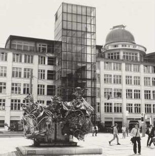 Haus 10 (ehem. Zeiss-Hauptwerk) : Ehem. Zeisswerk-Innenhof mit "Schrottskulptur" (1996; F. Stella) und Haus 10 (ehem. Zeiss-Hauptwerk) mit Kuppelbau der Friedrich-Schiller-Universität