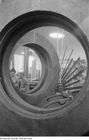 Besucher betrachten Exponate in der Sektion Metallurgie, Technische Messe 1953