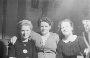 Zweiter Weltkrieg. Auf Heimaturlaub. Drei Frauen (wohl aus der Familie des Fotografen)