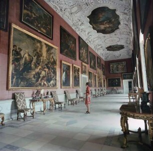 Schloss Weißenstein. Blick in die Große Galerie