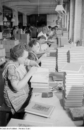 Mitarbeiterinnen der Buchbinderei