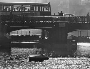 Hamburg-Altstadt. Die Schleusenbrücke am Neuen Wall über das Alsterfleet