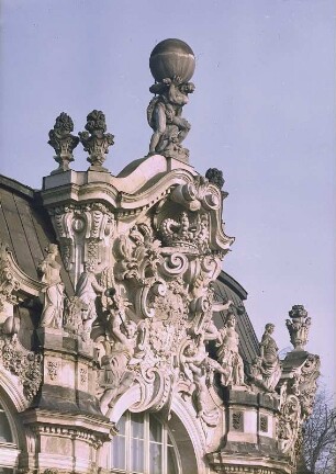 Dresden. Zwinger, Wallpavillon, Obergeschoß mit Mittelkartusche und Herkules Saxonicus
