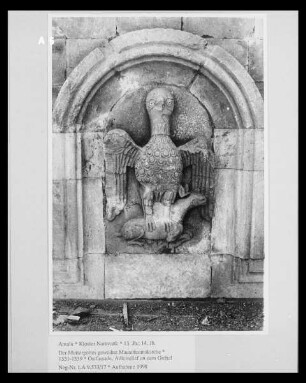 Adler, der ein Tier reißt