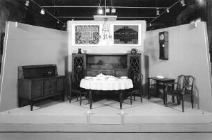 Jugendstil in Dresden : Ausstellung des Kunstgewerbemuseums "Jugendstil in Dresden" im Residenzschloß, 18.09.-05.12.1999. Saal 5. Interieur mit Teilen eines Wohnzimmers Modell 41 (1911/1912; L. Bernhard)