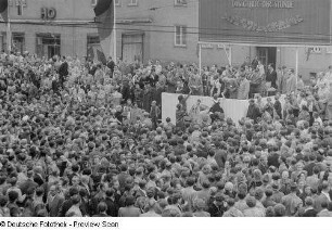 Zuschauer vor der Tribüne mit Otto Grotewohl auf der Straße der III. Weltfestspiele (heutige Jahnallee)