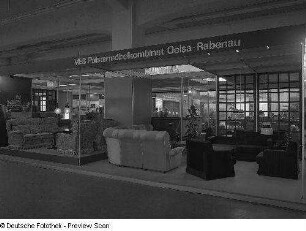 Ausstellungskojen mit Wohnzimmermöbeln aus dem VEB Polstermöbelkombinat Oelsa-Rabenau