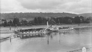Personen-Seitenraddampfer "Mühlberg" (1879, Werft Blasewitz) in Fahrt stromauf. Blick über die Elbe