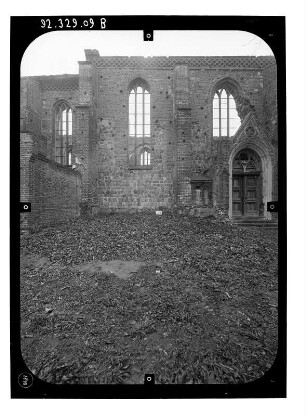 Müncheberg. Ruine der Stadtpfarrkirche St. Marien (Restaurierung 1991-1996). Teilansicht von Norden
