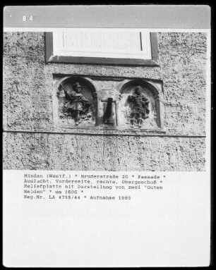 Reliefplatte mit Darstellung von zwei "Guten Helden"
